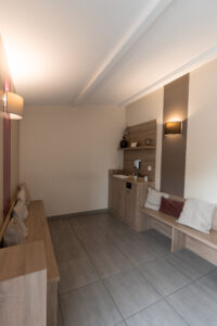 Salle d'attente moderne avec bancs en bois.