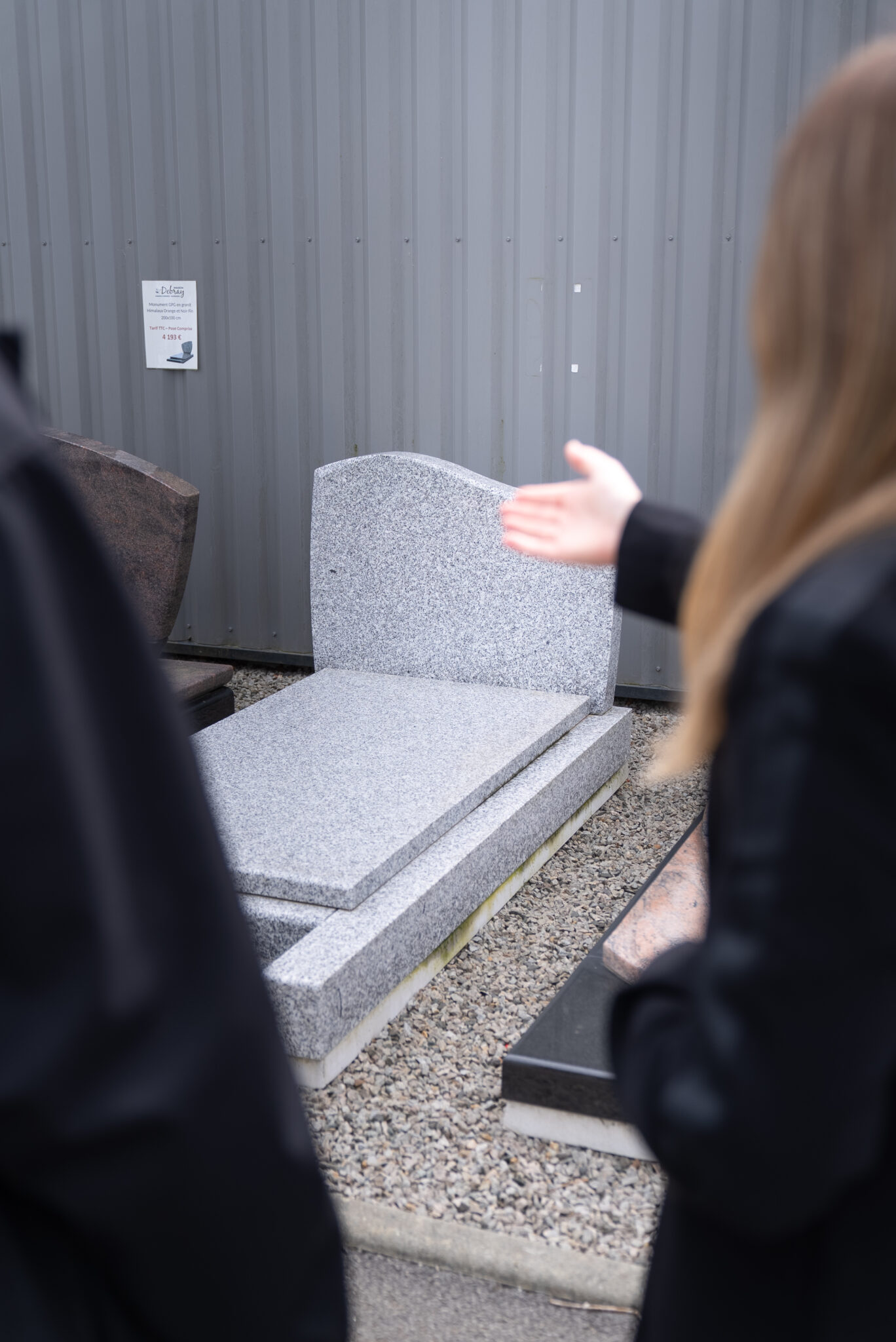 Tombeau en pierre grise exposé.