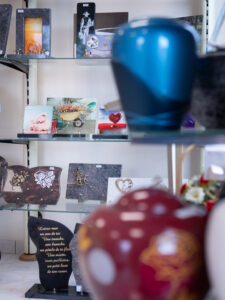 Plaques funéraires décoratives en exposition.