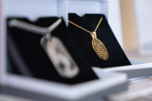 Deux pendentifs en affichage.