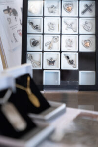 Présentoir de bijoux en vitrine.