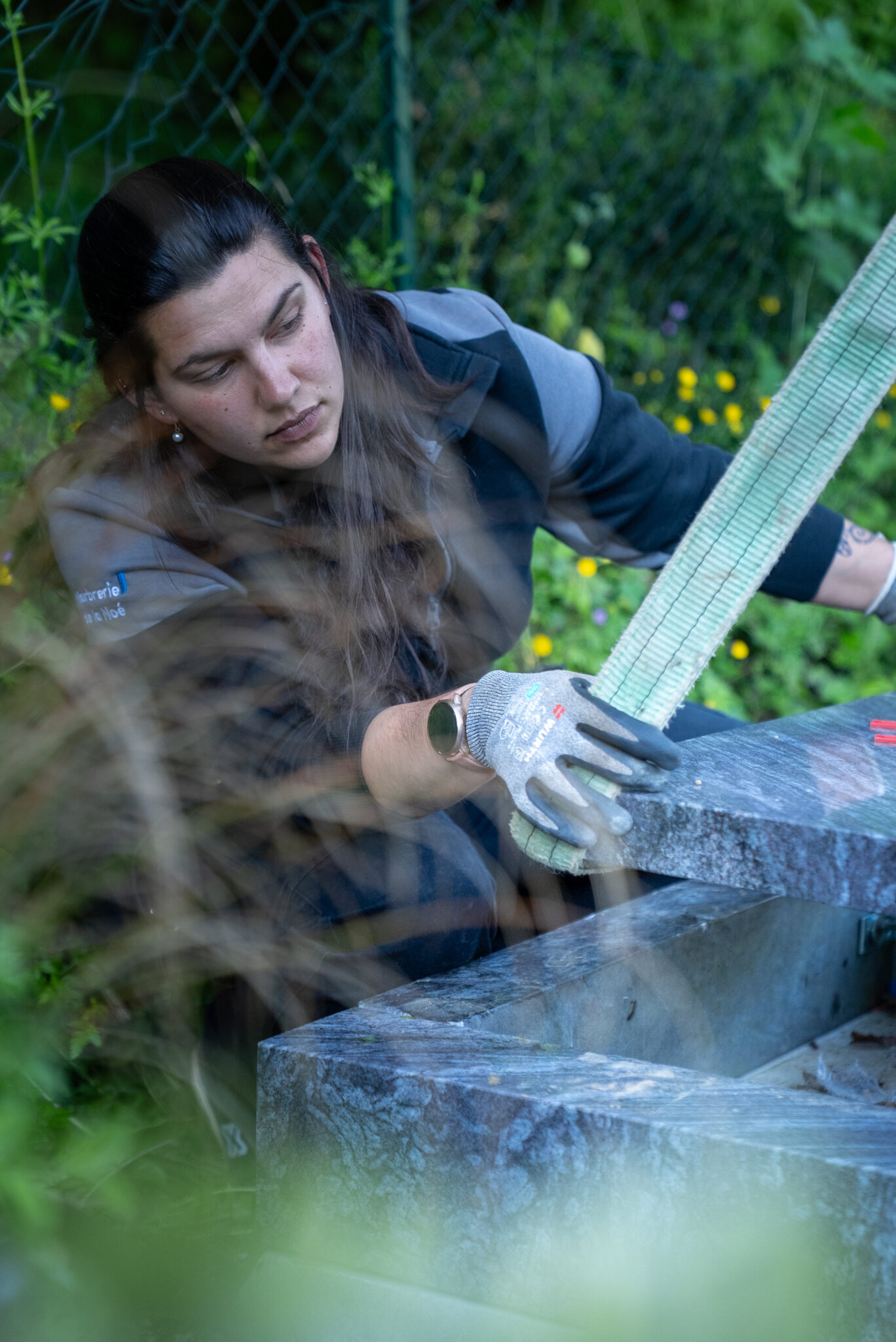 Personne travaillant sur un projet extérieur, en plein air.