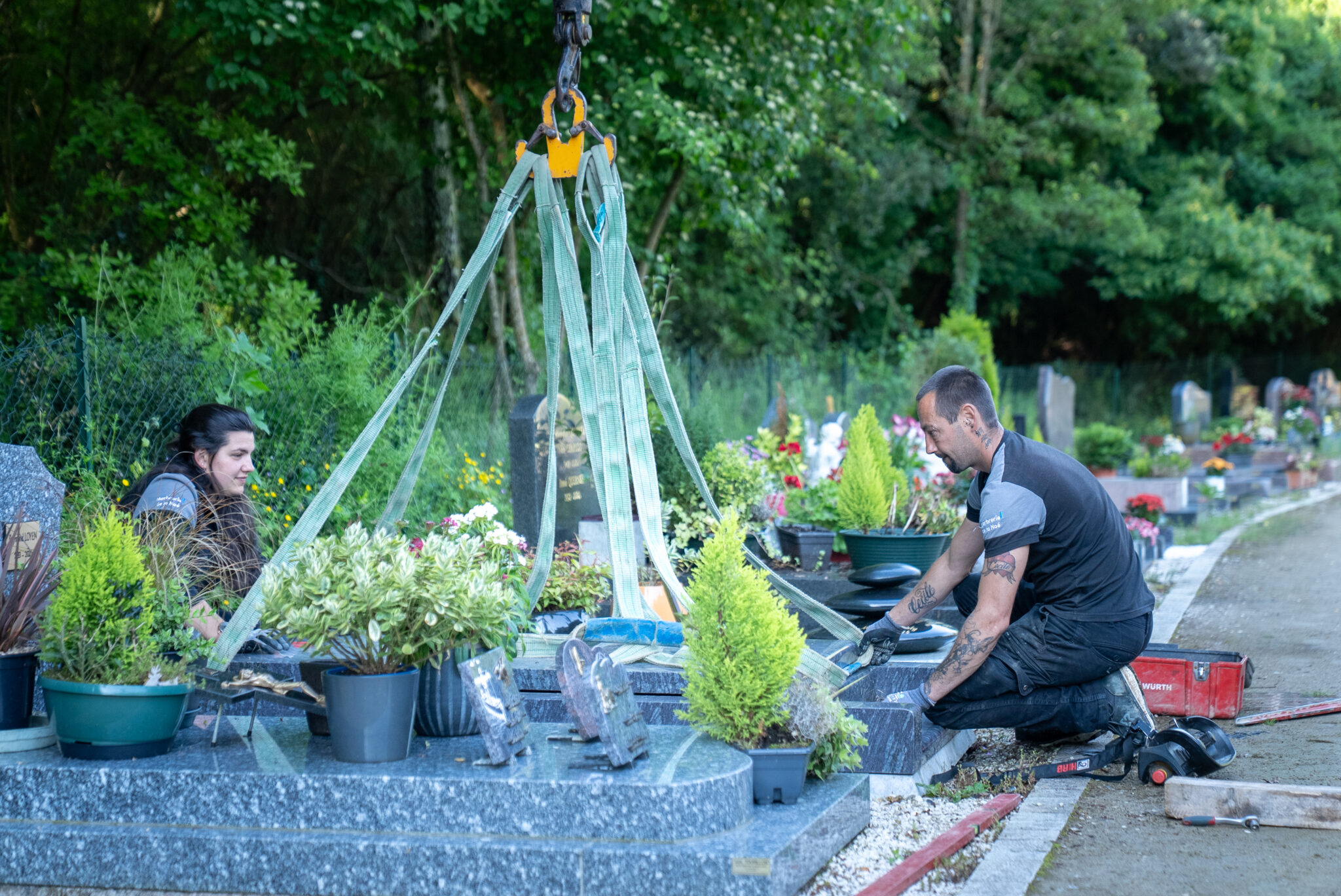 Jardinier entretien tombes au cimetière.