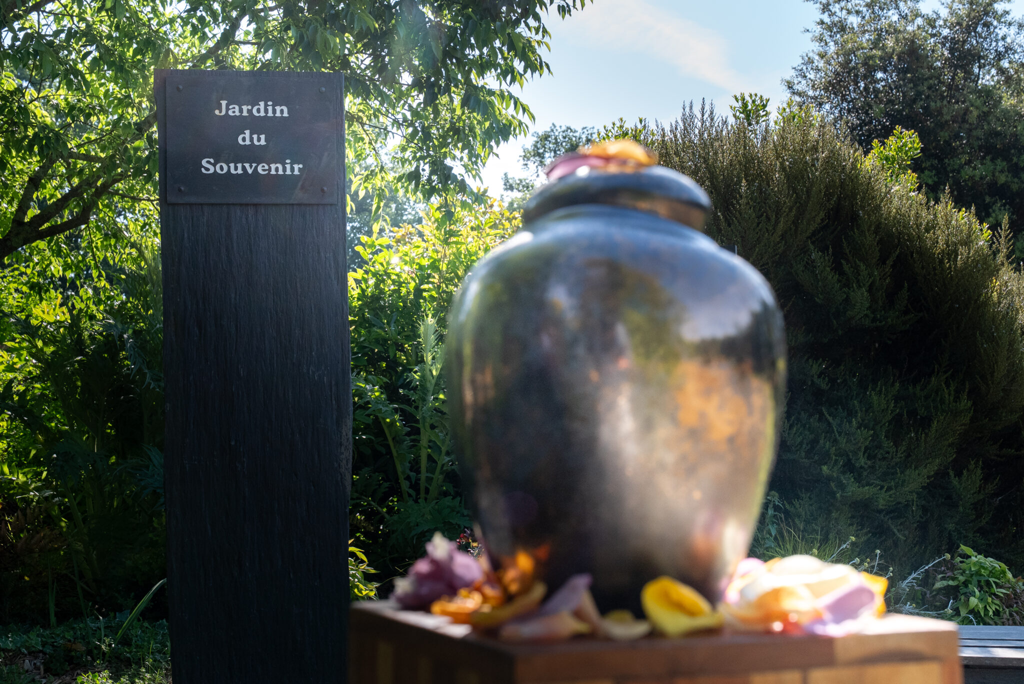 Urne commémorative dans un jardin du souvenir.