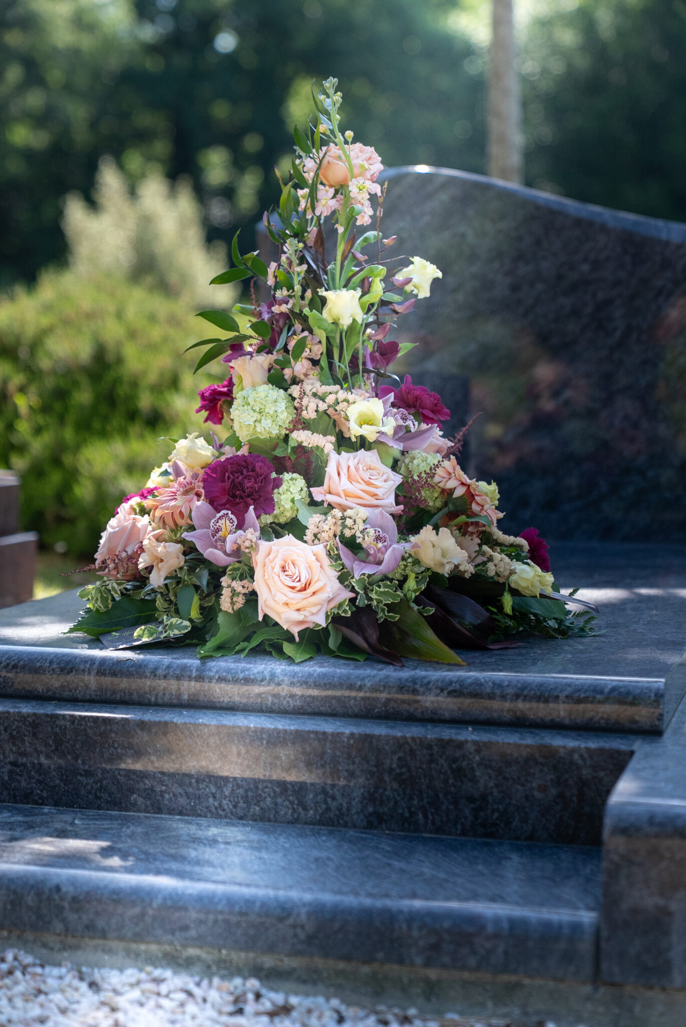 Bouquet de fleurs sur une tombe en marbre.