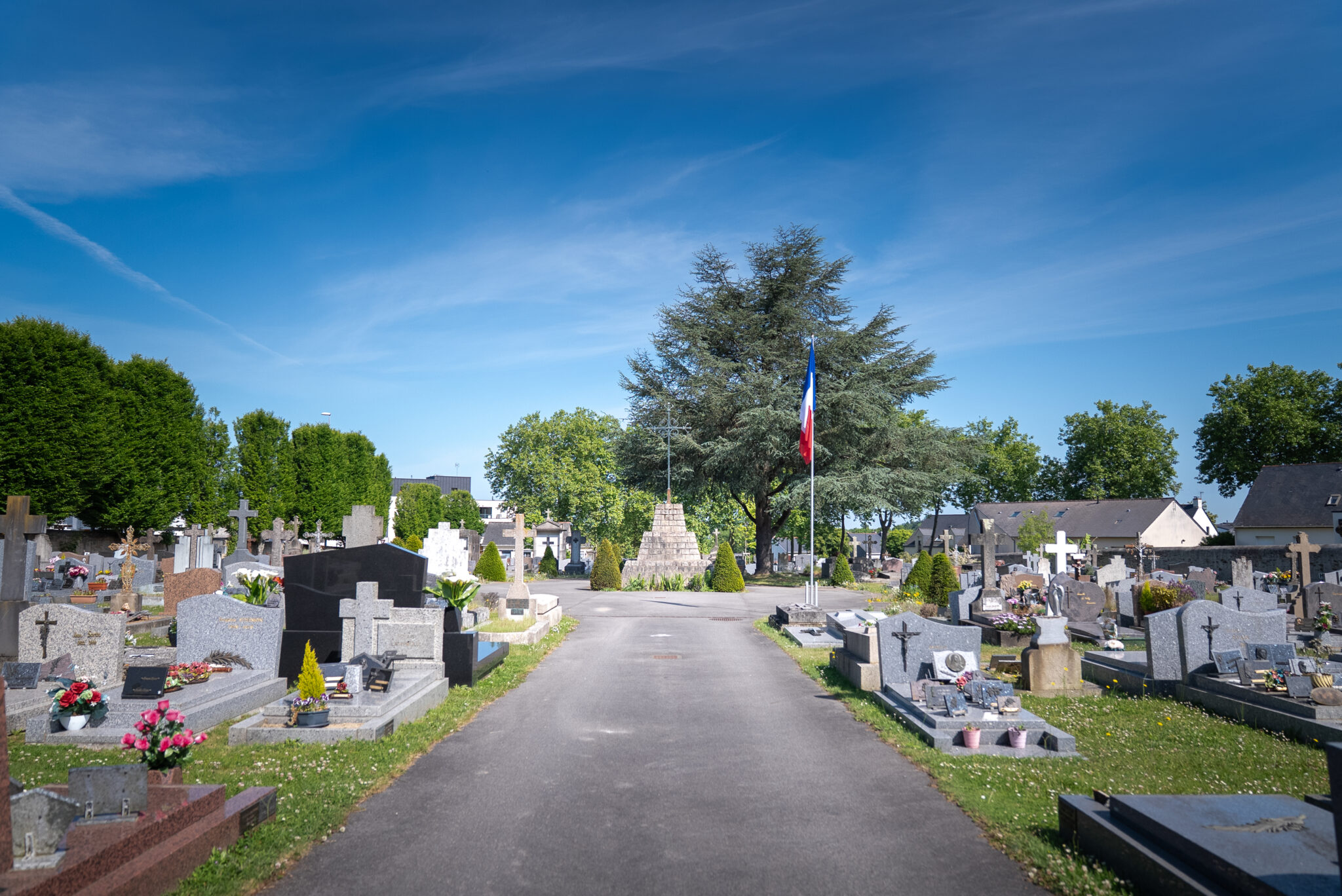 Cimetière avec drapeau français, journée ensoleillée