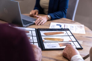 Personne consultant un catalogue funéraire sur table.