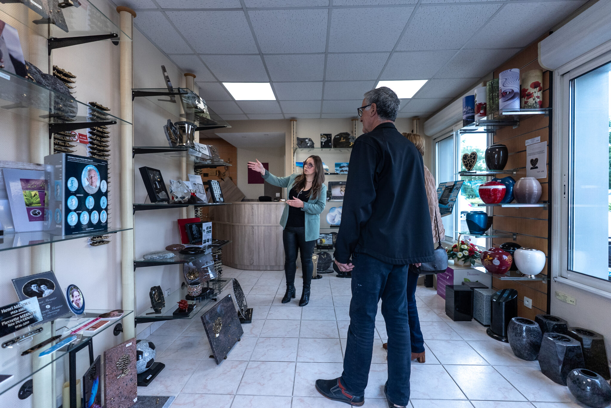 Personne montrant des produits dans un magasin.