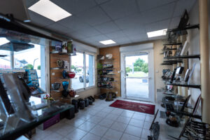 Intérieur d'un magasin avec des étagères et vitrines.