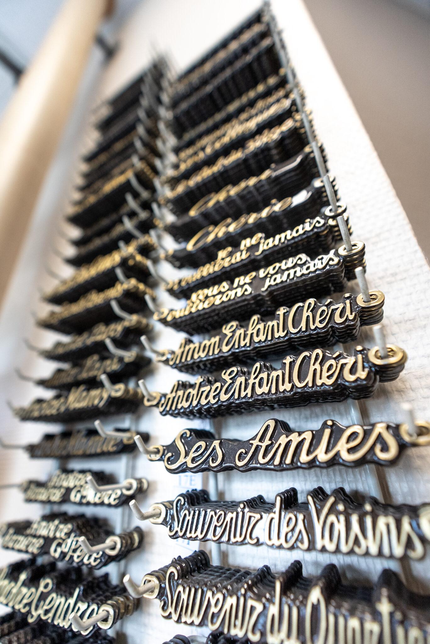 Plaques en émail avec divers noms.