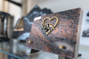 Plaque funéraire en granit avec décoration cœur.