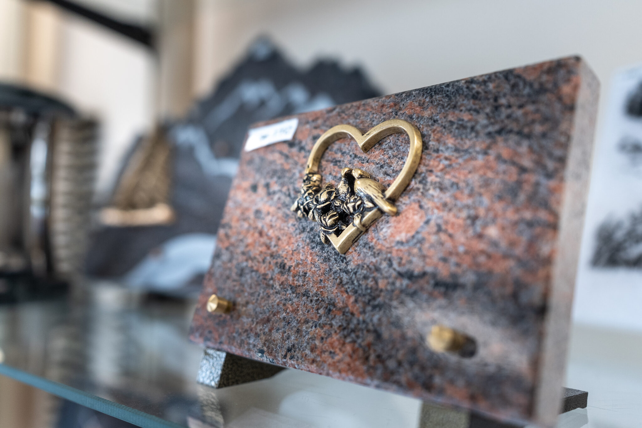 Plaque funéraire en granit avec décoration cœur.